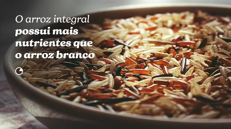 O arroz integral possui mais nutrientes que o arroz branco.