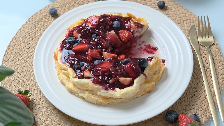 Cheesecake com Iogurte e Calda de Frutas Vermelhas
